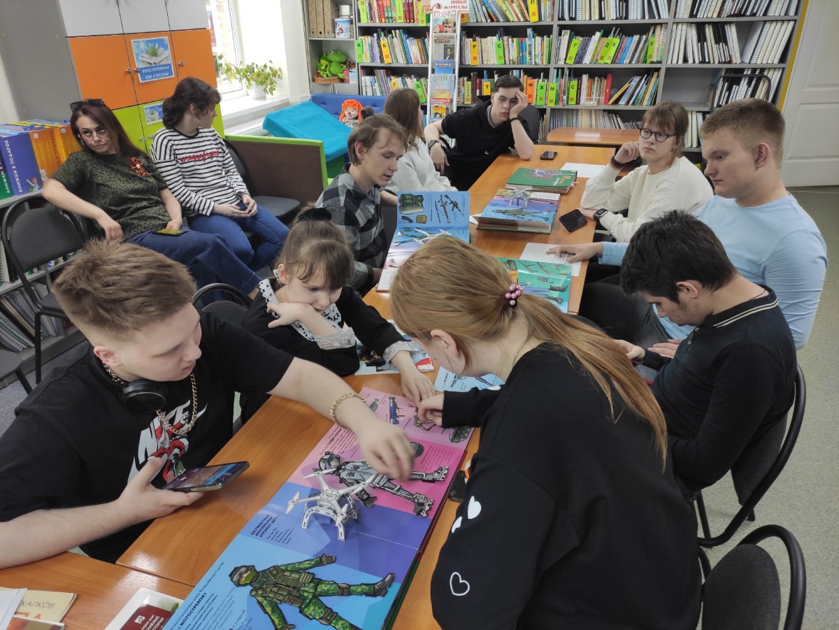 школьники с книгой.jpg