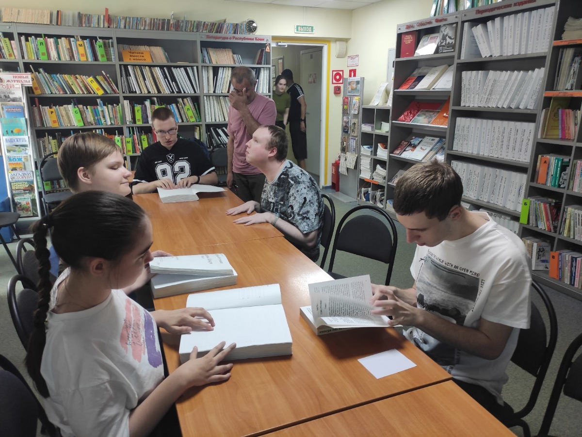 читатели с книгами.jpg