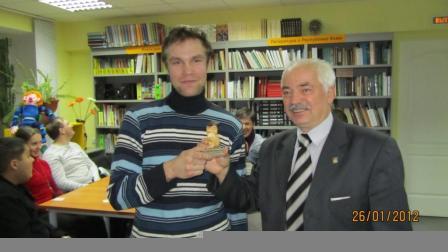 Председатель жюри вручает приз капитану победившей команды.jpg