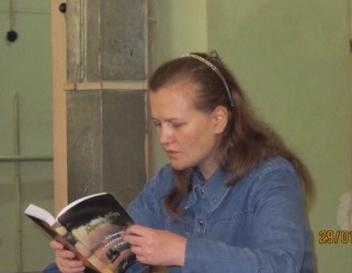Татьяна Пашнина читает свои стихи.jpg